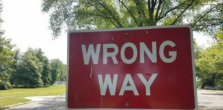 wrong way sign meaning
